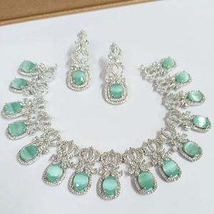 Ensemble de bijoux de mariage en strass vert menthe de qualité supérieure – Collier et boucles d'oreilles plaqués argent de luxe pour les mariées - Product Image 1
