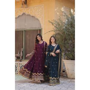 Robe de soirée magnifique de couleur violet avec broderie en zari et paillettes pour un look de soirée, taille M, 900g - Product Image 3