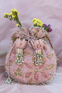 Sac Potli Bohème en Velours Royal avec Chaînes à Pompons Perlés et Broderies Zari pour Mariage Indien, Cadeau de Mariée et de Remerciement - Product Image 2
