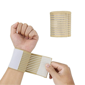 Attelle de compression respirante en nylon beige élastique pour poignet, idéale pour la récupération sportive et le soutien articulaire, avec fermeture auto-agrippante confortable pour le sport - Product Image 1