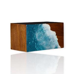 Urna de resina artesanal con diseño de olas oceánicas, caja conmemorativa de madera costera para guardar cenizas humanas de tamaño mediano, 9x5.5 pulgadas. - Product Image 5