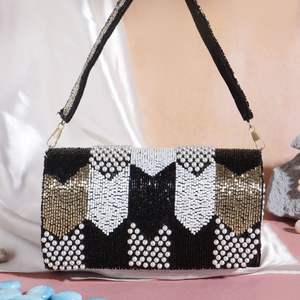 Elegante bolso potli hecho a mano con cuentas rosas y negras y detalles de perlas, perfecto como accesorio para fiestas y bodas con un look elegante. - Product Image 1