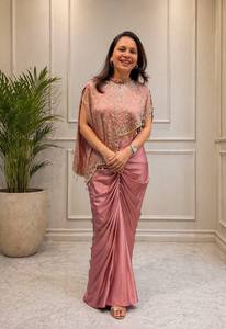 ชุดดอตีสไตล์อินโดเวสเทิร์นสำหรับผู้หญิง พร้อมเสื้อโคติปักเลื่อมและเสื้อผ้าไหมเครป สำหรับโอกาสพิเศษ - Product Image 2