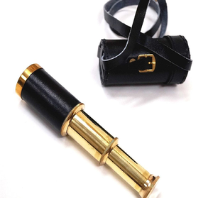 Elegante telescopio de mano de latón con revestimiento de cuero negro y estuche a juego. Regalo perfecto. Disponible a precios de mayorista. - Product Image 1