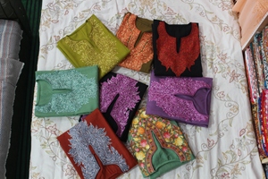 Kurta Roja de Cachemira para Niñas, Hecha a Mano, con Bordado Paisley, Cuello en V, Manga Corta, Estilo Modesto Básico para Uso Diario, Estilo India-Pakistán - Product Image 5