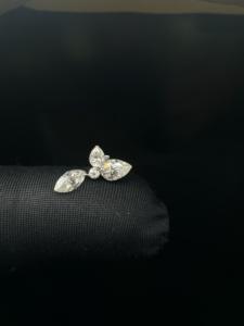 Pendientes de Lujo de Oro de 14K con Diamantes en Espiral, Piedras Marquise y Perlas, y Doble Base Plana para Perforación - Product Image 2