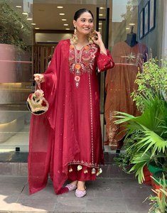Conjunto de dos piezas de algodón rojo para mujer con dupatta bordada, estilo holgado, atuendo étnico tradicional de la India y Pakistán, ropa de boda. - Product Image 1