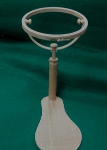 Aro de madera con esquinas redondeadas NF0005 con soporte, soporte de madera para aros con anillo ajustable para uso en bordados y manualidades. - Product Image 2