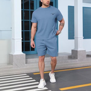 ชุดเซ็ตเสื้อยืดแขนสั้นและกางเกงขาสั้นลำลองสำหรับผู้ชาย ระบายอากาศได้ดี แห้งเร็ว เหมาะสำหรับฤดูร้อน ลายเรียบ 2 ชิ้น - Product Image 4