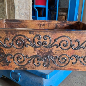 Évier en cuivre incurvé avec un motif de vigne en spirale surélevé, intégré dans un comptoir de meuble en bois foncé. Disponible en gros. - Product Image 6