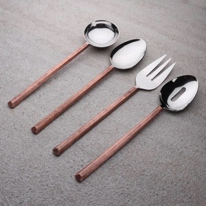 Ensemble de service 4 pièces en acier inoxydable avec poignée noire mate – Cuillère ajourée élégante, grande fourchette et louche – Kit de service moderne bicolore - Product Image 5