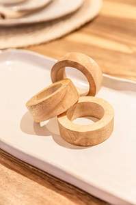 Porte-serviettes en bois moderne, rehaussant les tables contemporaines avec un design minimaliste et une finition naturelle - Product Image 2