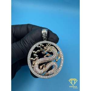 Colgante Espíritu de Dragón Arge con Borde de Diamantes Moissanite y Acabado Plateado, Joyería Hip Hop Bling para Hombre - Product Image 2