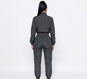 Conjunto Deportivo de Dos Piezas Personalizado para Mujer, Chaqueta Corta Cortavientos y Pantalones Jogger, Marca Privada - Product Image 2