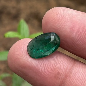Piedra Preciosa de Esmeralda Zambiana Natural de 2.90 Quilates, Corte Ovalado Verde Intenso, Facetada, Suelta, para Joyería - Product Image 4
