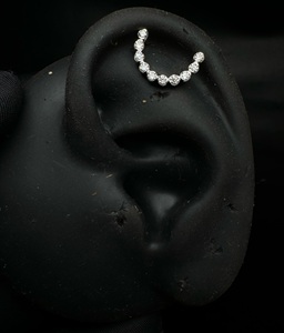 Boucles d'oreilles clous en or 14 carats en forme de U avec détails de diamants invisibles pour femmes - Product Image 6