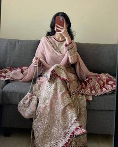 ชุดสัลวาร์ คามีซสีชมพูประดับลูกปัด เสื้อคุर्ตาตัวยาว ผ้าคลุมไหล่ กางเกงปาลาซโซ่ เหมาะสำหรับงานแต่งงาน งานรับปริญญา และงานเลี้ยงต่างๆ สำหรับผู้หญิง - Product Image 6