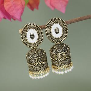 Boucles d'oreilles pendantes traditionnelles Jhumka plaquées or E3314FL - Product Image 5
