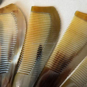 Peigne en corne de boeuf de couleur naturelle fabriqué à la main - Product Image 1