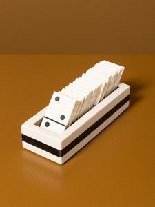 Élégant jeu de dominos en résine blanche avec détails noirs, étui de rangement durable et tuiles au fini lisse pour un coffret cadeau de luxe - Product Image 2
