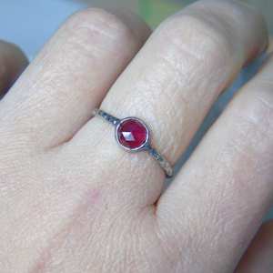 แหวนทองคำแท้ 14K ประดับโรโดไลต์การ์เนตทรงโรสคัท งานแฮนด์เมด ดีไซน์หรูหรา ประดับอัญมณีธรรมชาติ ของขวัญสำหรับผู้หญิง - Product Image 4