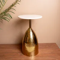 Table d'appoint ronde au design artisanal Table d'appoint en laiton et marbre pour la décoration intérieure Accents indiens plaqué or taille idéale décorations pour la maison