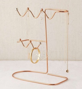Soporte de joyería de metal clásico para organizar piezas de joyería valiosas y a la vez añadir encanto a la decoración de la habitación. - Product Image 1