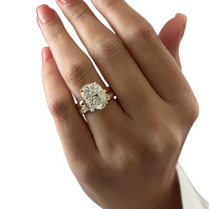 Ensemble de mariage de luxe avec diamant de laboratoire taille coussin allongée de 5 carats et demi-bague éternité en or 14K, 18K ou platine - Product Image 2