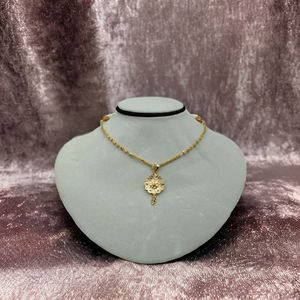 Collier en or jaune avec pendentif fleur texturé et détails en filigrane complexe, bijoux raffinés pour femmes - Product Image 2