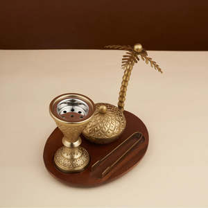 Ensemble brûleur d'encens Bakhoor en laiton arabe avec décor palmier et plateau en bois - Product Image 4