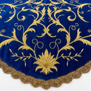 Escudo Decorativo Bordado en Terciopelo Azul con Adorno Floral Dorado y Borde Festoneado, Accesorio para Disfraz de Adulto - Product Image 6