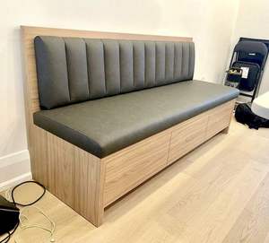 Banco Minimalista de Madera de Teca con Respaldo Acolchado - Product Image 1