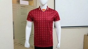 Chemise à manches courtes pour homme, col en V, motif à pois rouges, coupe classique, toutes saisons, 100% polyester, séchage rapide, impression par sublimation - Product Image 1