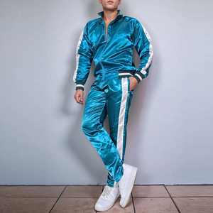 Conjunto Deportivo de Invierno para Hombre, Transpirable, Casual, de Lujo, Dos Colores, Chaqueta Cortavientos con Capucha, Logotipo Árabe, Pantalones Cargo de Peso Medio - Product Image 1