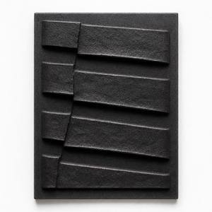 Plaque murale en relief en métal coulé en aluminium, noir oxydé, motif strates de roche, décoration sculpturale artisanale, 30 cm - Product Image 1