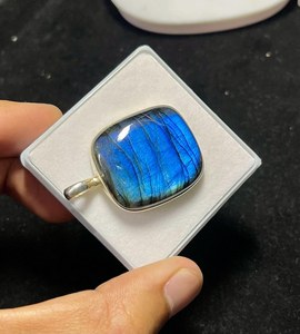 Colgante de Labradorita Azul – Plata de Ley 92.5, Gema Multifacética - Product Image 2