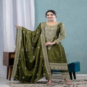 Ensemble ethnique VASTRA COTTAGE pour femme, haut, pantalon et dupatta en soie de Chinon brodée, avec broderie à sequins lourds, tenue de soirée - Product Image 3