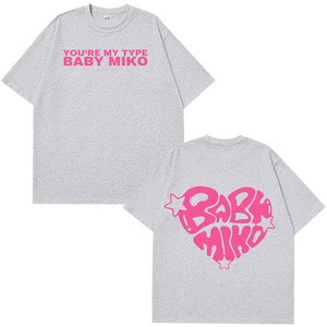 Camiseta Negra Oversize para Hombre Baby Miko con Estampado de Corazón Rosa, Estilo Urbano, Manga Corta, Cuello Redondo, 100% Algodón Jersey, Ajuste Cómodo y Precios Bajos - Product Image 4