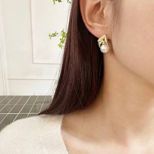 Pendientes de Perlas Huecas con Diseño de Hoja de Árbol Retro Explosivo, Joyería de Plata Pura S925 con Perlas Naturales de Agua Dulce - Product Image 4