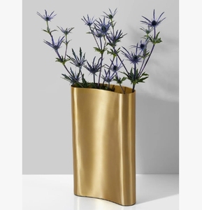 Vase en métal finition or moderne - Élégant récipient floral rectangulaire incurvé pour la décoration de la maison de luxe et l'accentuation du salon - Product Image 2