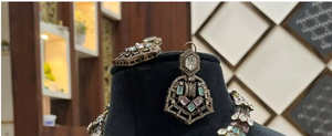 Impresionante conjunto de collar y aretes con apariencia de latón chapado en oro y piedras Kundan, moderno, para bodas, compromisos y aniversarios indios. - Product Image 3