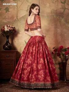 ผ้าออร์แกนซาคุณภาพเยี่ยม พิมพ์ลายดอกไม้ดิจิทัล ประดับด้วยดอริ ซารี เรชม และเลื่อมปัก ชุดเลเฮนกา-โชลี และผ้าคลุมไหล่สีแดง จากซัพพลายเออร์อินเดีย - Product Image 6