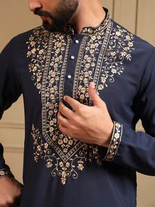 Conjunto de Kurta y Pijama Tradicional Festivo para Hombre, de Seda Bordada de Diseño, Túnica Azul con Adornos Zari en Cuello y Puños, Ropa Étnica al por Mayor - Product Image 5