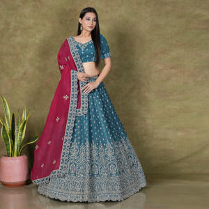 Ensemble Lehenga Choli en soie croquante avec broderie florale riche et jupe à ourlet richement orné, accompagné d'un dupatta contrastant - Product Image 4