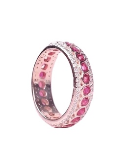 Hermoso anillo de plata esterlina de moissanita redonda blanca y rubí rojo Hermoso anillo de compromiso personalizado - Product Image 3