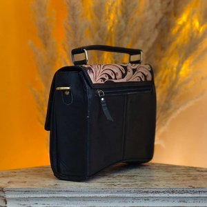 Bolso Bandolera Compacto de Cuero Genuino con Patrón Floral y Letras Hecho a Mano Estilo Western de Venus Leathers, de Gran Venta para Mujer - Product Image 4