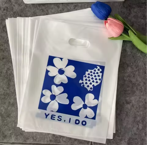 Sacs en plastique à poignée découpée avec logo personnalisé, sacs de shopping pour l'emballage - Product Image 1