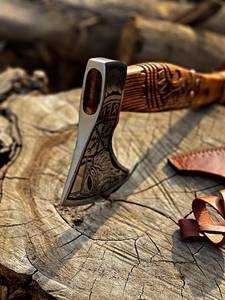 Hache de Bûcheron Forgée à la Main, Lame en Acier à Haute Teneur en Carbone, Manche en Bois, Lame de 3 5/8 pouces, Étui en Cuir, Garantie de 3 Ans - Product Image 4