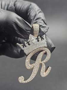 Pendentif Couronne en Moissanite Plaqué Or Rose avec Lettre R, Breloque Thème Glaçé, Bijou de Luxe Unisexe, Cadeau - Product Image 4