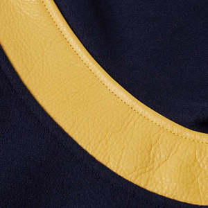 Veste de sport pour homme bleu marine avec accents en cuir jaune, col rabattu, coupe classique, style preppy, mélange de laine et de polyester - Product Image 3